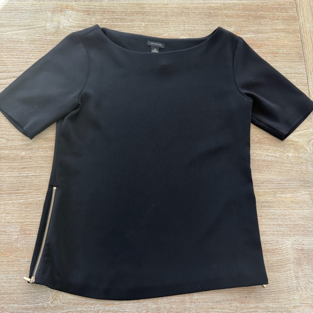 Ann Taylor XS Short Sleeve Black Blouse With Cute Feminine Side Zipper Details